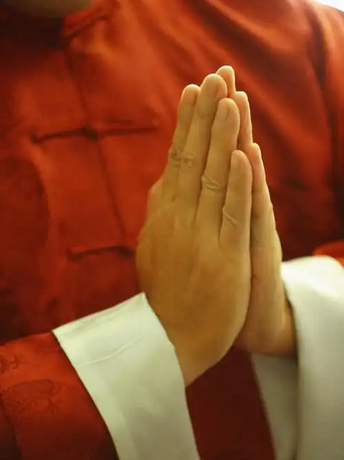 仅一个中年男性,祝福,黄种人,虔诚,红色,祈祷,双手合十,手部,感谢