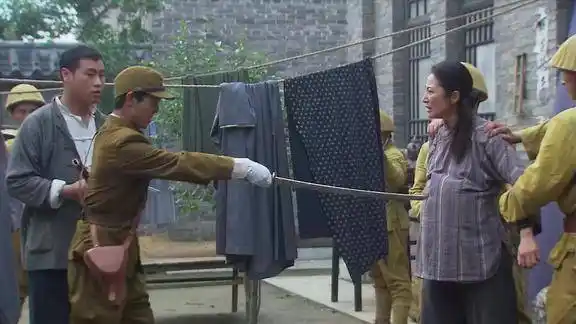 抗战鬼子杀死老太太拿刀捅孕妇的肚子谁知下一秒就脑袋开花