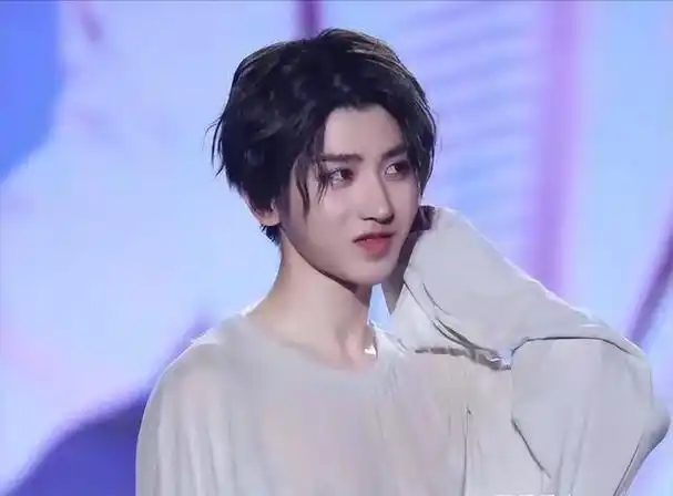 蔡徐坤距离吴亦凡还有1牙签?no! 作品清空和节目除名是网友在恶搞