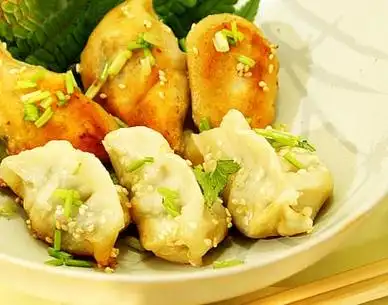 (4)水快干时,调小火慢慢煎至饺子底部成金黄色,请注意生煎饺子是不