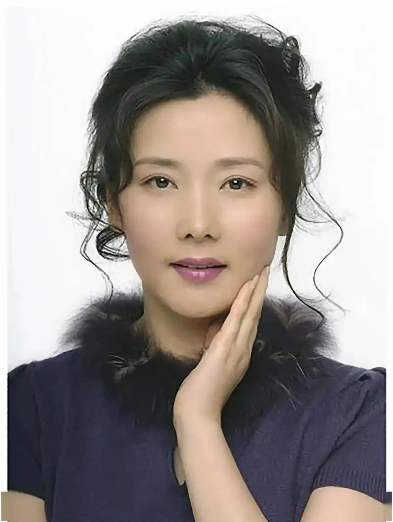 国家一级女演员何赛飞不仅人美字也很漂亮行书有王羲之的神韵