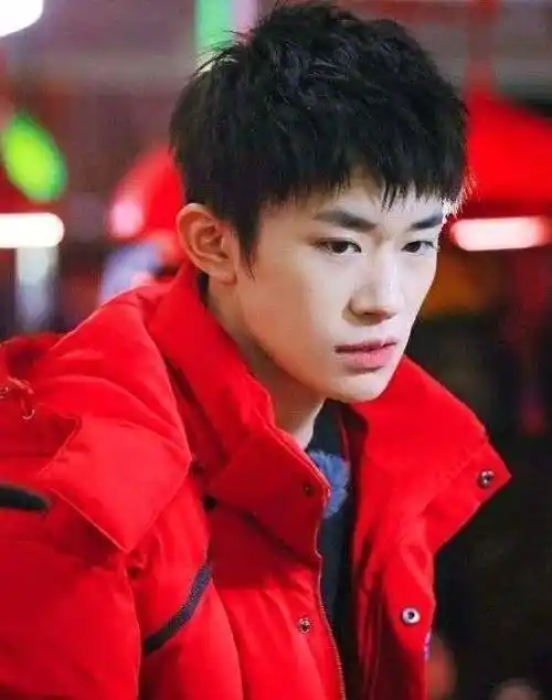 易烊千玺和他感情真好,一个细节就可以看出来!_胡先煦_中戏_王俊凯