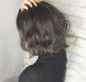 是做着层次效果,焕发出女生的潮流时尚气息,略有些蓬松头发更加迷人