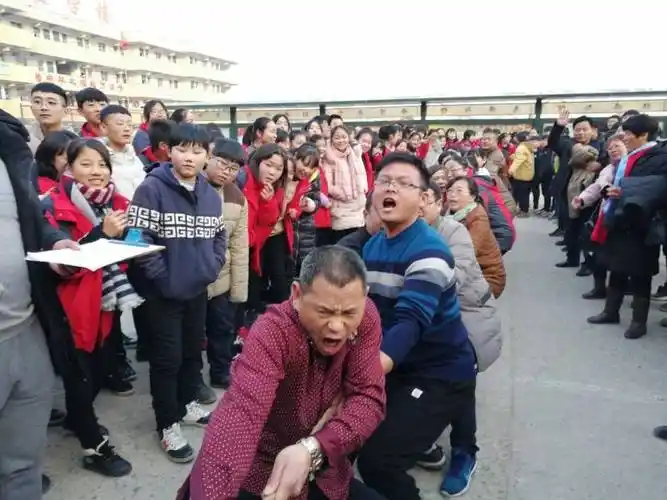 宁陵中学纪湘战4男(宁陵中学,纪湘战神,天神下凡一锤四)