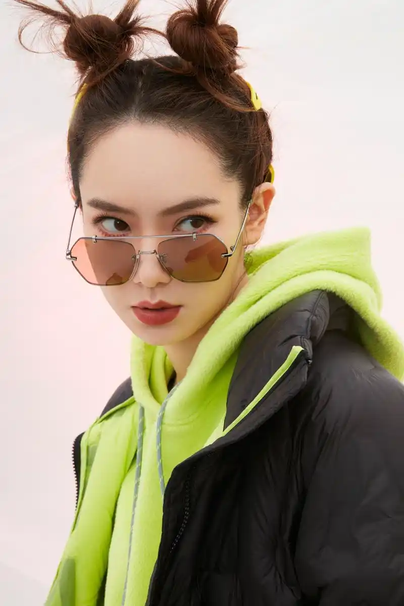 戚薇全年无休爱自己,正是 戚薇联名【戚】系列名字的由来.