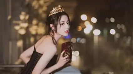 迪丽热巴戴皇冠穿公主裙 梦幻唯美清新脱俗