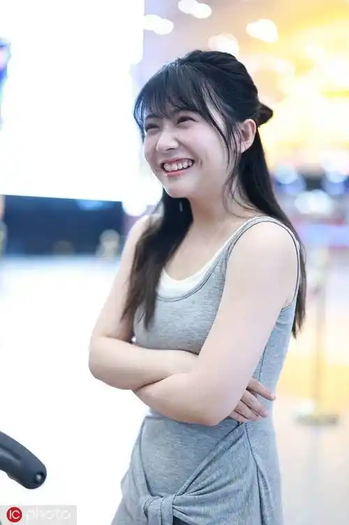 赖美云北京出发 穿灰色紧身裙对镜比心可爱性感