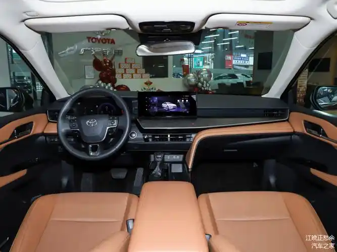 凯美瑞作为丰田的经典车型,凭借其先进的电混技术,出色的驾驶性能和