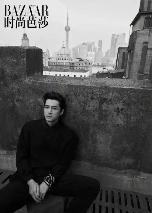 胡歌城市之上大片释出黑白色调演绎出电影质感