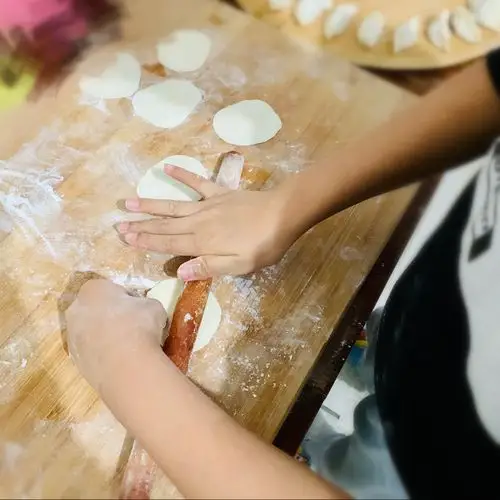 我的寒假包饺子 写美篇两手把剂子搓揉成球,按下成下图这样就可以擀皮