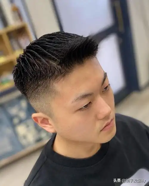 长圆脸适合什么发型男生,圆脸适合的长发型男(这些男士发型就是不一样