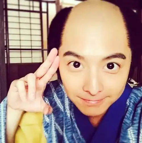 日本武士的谜之发型起源史帅不帅剃个月代头就知道了