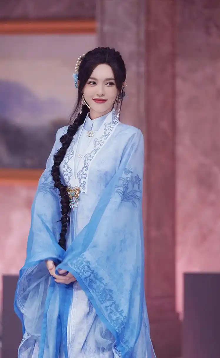 唐嫣这古装造型,辫子可真长!