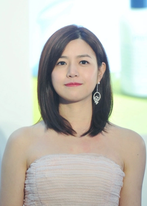 难怪陈妍希现在很少出镜,当她穿上"蛋糕裙"后,暴露了当妈的无奈