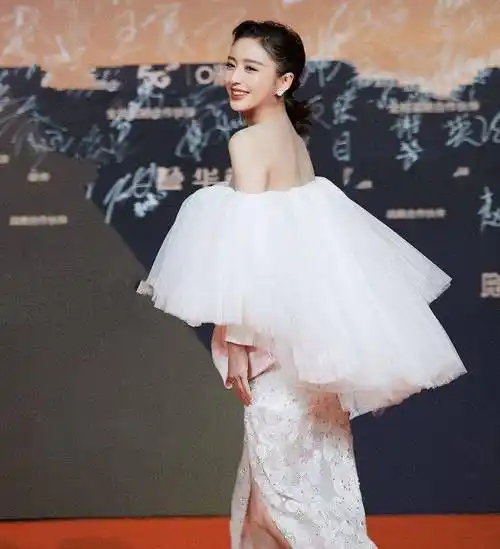 佟丽娅穿"高时尚裙走红毯抬腿时正好被抓拍真怕她一下被裙摆绊倒_晚会