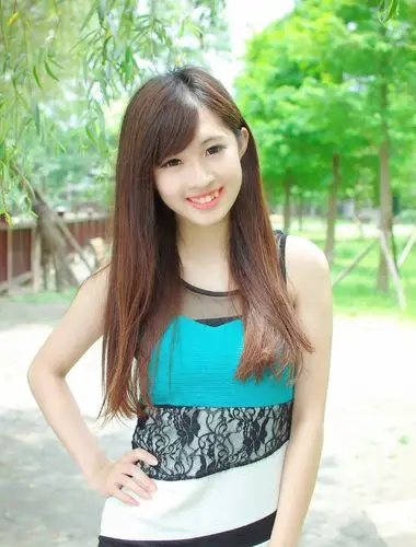 午后公园里清纯美丽爱卖萌的阳光女孩!