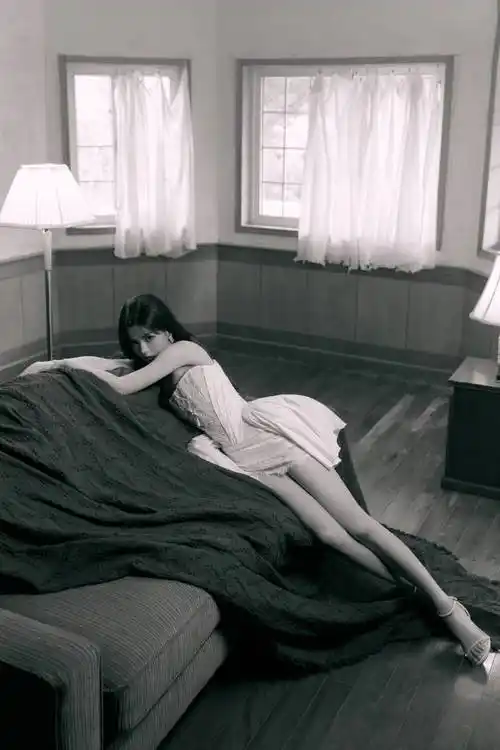 杨超越胆子真大,穿抹胸短裙赤脚趴沙发上,网友:裙子快遮不住了_造型