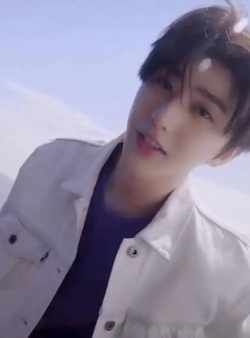 原创蔡徐坤女友视角拍照凑近时故意关掉美颜生图帅回两年前