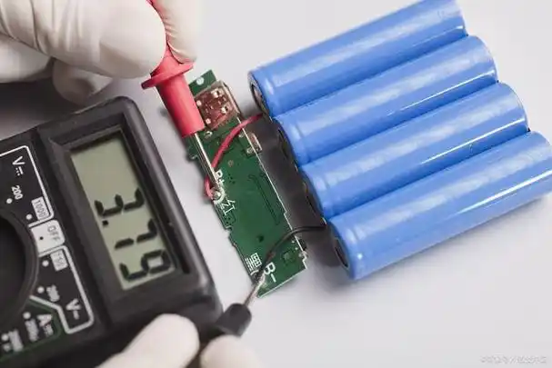 石墨烯电池是一种新型的锂离子电池,具有较高的能量密度,长循环寿命和