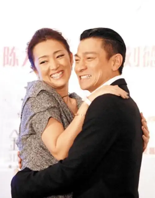 回顾刘德华躲避巩俐索吻被称是半个马来西亚人怒怼对方不活了