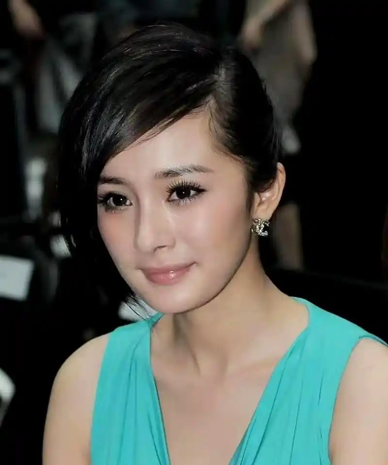 杨幂早年常化烟熏妆,虽然美丽动人,但总让人感觉有些浓妆艳抹的气息.