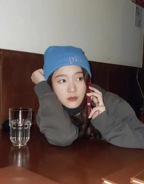 张雪迎晒日常照文艺少女范蓝色毛线帽青春活力