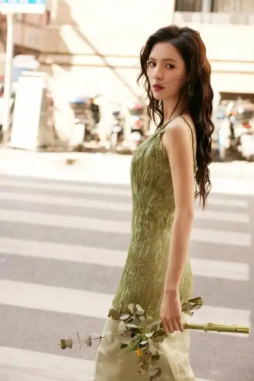 不愧是"最美前女友",张予曦穿背心秀小蛮腰,纸片身材羡煞旁人