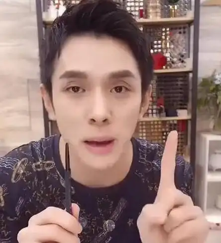 这正是李佳琦,曾被无数粉丝捧在手心的直播界美妆一哥,近日卷入的事件