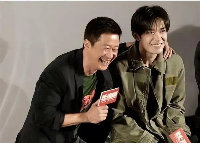 吴京说王俊凯像年轻时候的自己,和易烊千玺之间的辈分又乱了_腾讯新闻