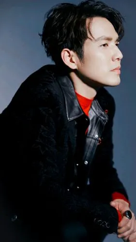 儒雅绅士与调皮风趣并行,他是自带光芒的钟汉良