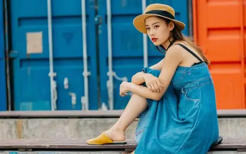 中国女孩牛仔裙帽子坐4k