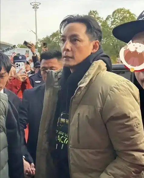 吴彦祖晒贾玲合影没p图网友吓一跳这才是暴瘦后真实的样子