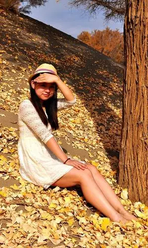 金秋胡杨里的姑娘,便是这诗画中的绝品