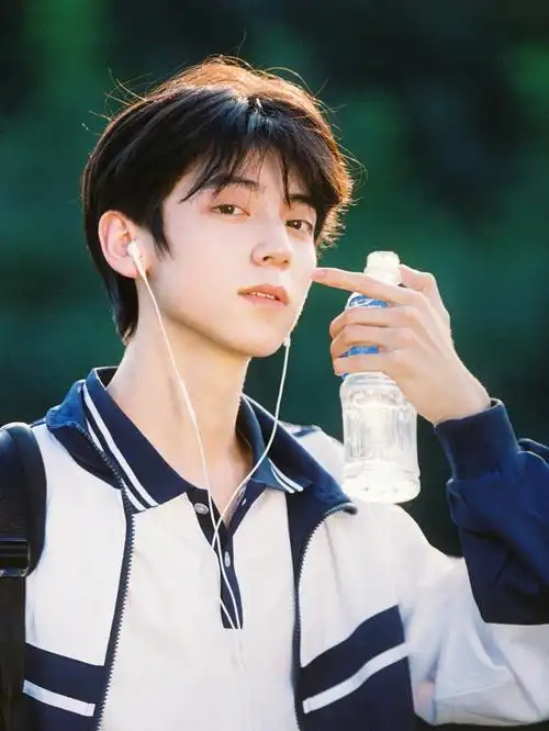 男生胶片写真是不是小说男主走进了现实