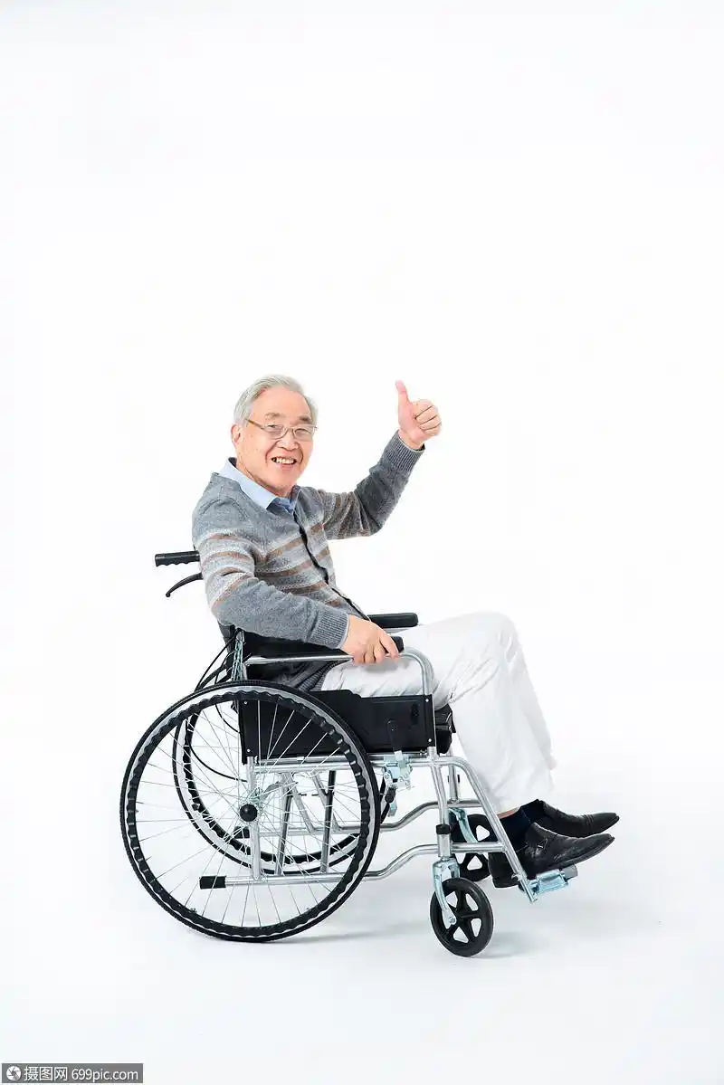 坐轮椅点赞的老人