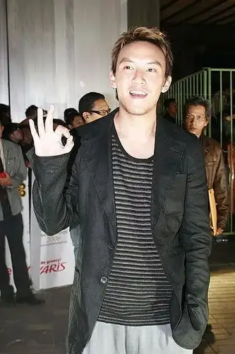 就想给神尊盖个楼年轻时的张震