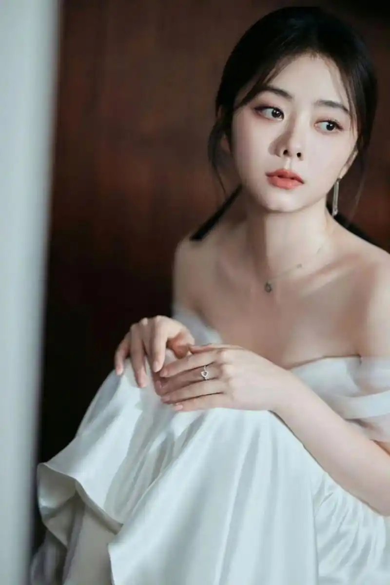 谭松韵线下活动造型来了,白色束胸礼服看起来好优雅端庄,尤其是她明亮