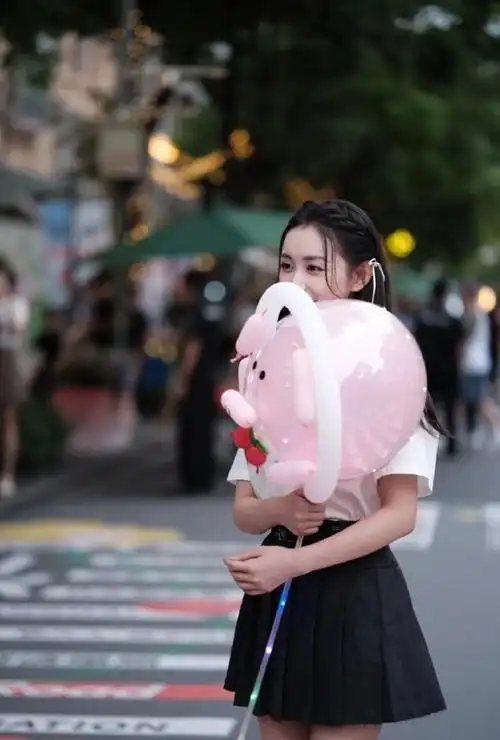 蒋依依大学路毕业典礼vlog##蒋依依大学路街头毕业典礼