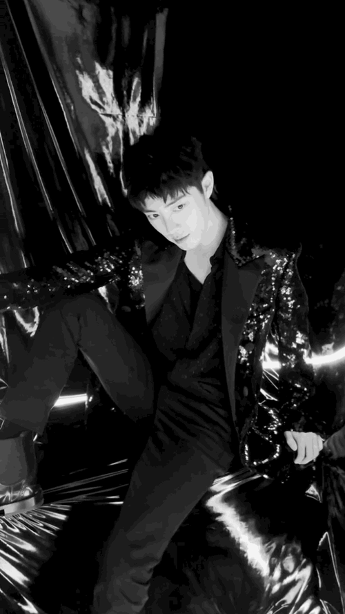 "狗啃刘海"肖战跨年舞台秀,燃炸全场!