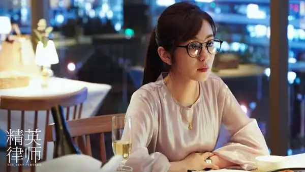 这一阵,王晓晨参演的两部电视剧先后播出,《精英律师》和《还没爱够》