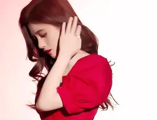 鞠婧祎第一次尝试大背头造型,当刘海掀到后脑勺后,发际线过于抢镜