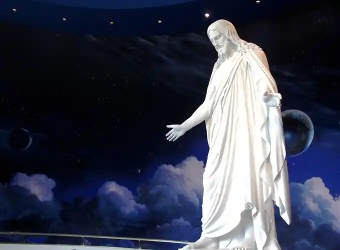 再来一张:耶稣基督站在宇宙星空中