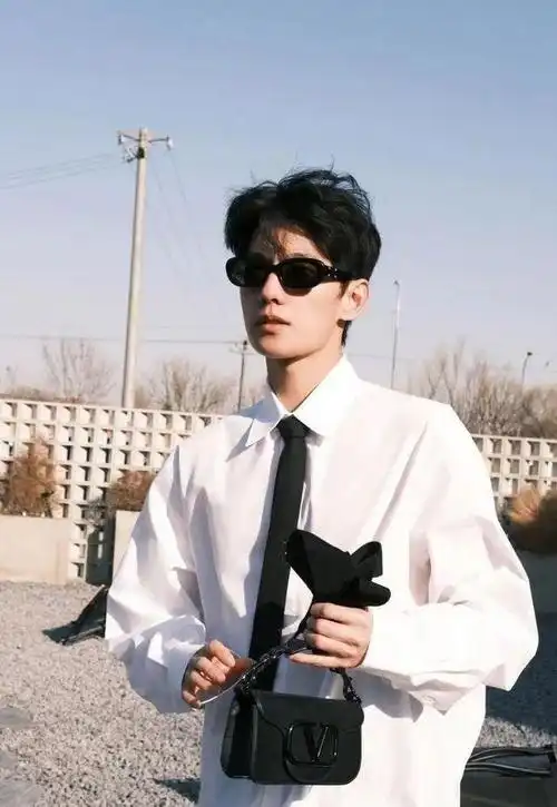 著名演员杨洋因旧伤复发拄拐前往医院就诊