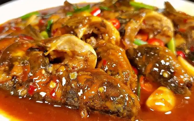 红烧黄骨鱼这样做,不粘锅不破皮,肉质鲜嫩无腥味,下酒又下饭