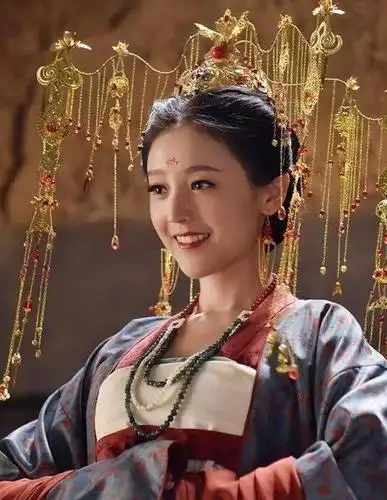 有着"最美孟婆装"的称号,"凤眼半弯藏琥珀,朱唇一颗点樱桃",一袭红衣