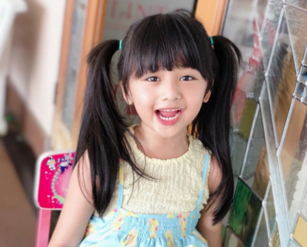 7岁成选美冠军,因打扮太成熟遭非议,看到生活照:是我想多了!