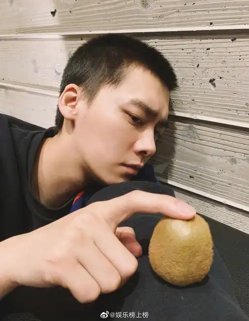 短发寸头vs长发,李易峰的不同发型你更喜欢哪一个呢?