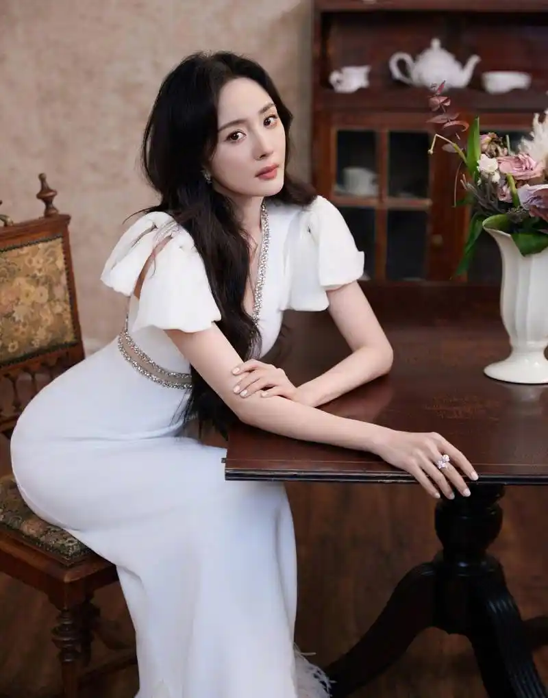 杨幂穿搭大揭秘!独特时尚风格让你惊艳不已!_造型_表演_魅力