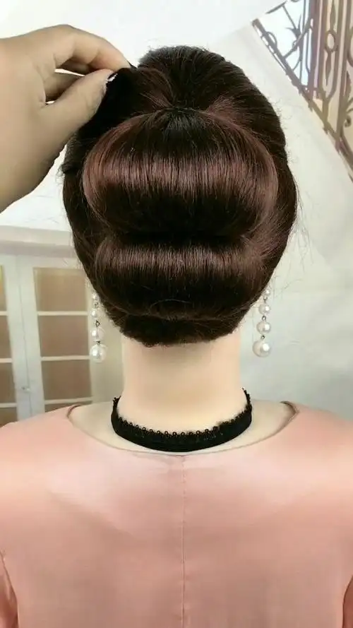 这个发型弄得太板正了,适合贵妇人的发型!