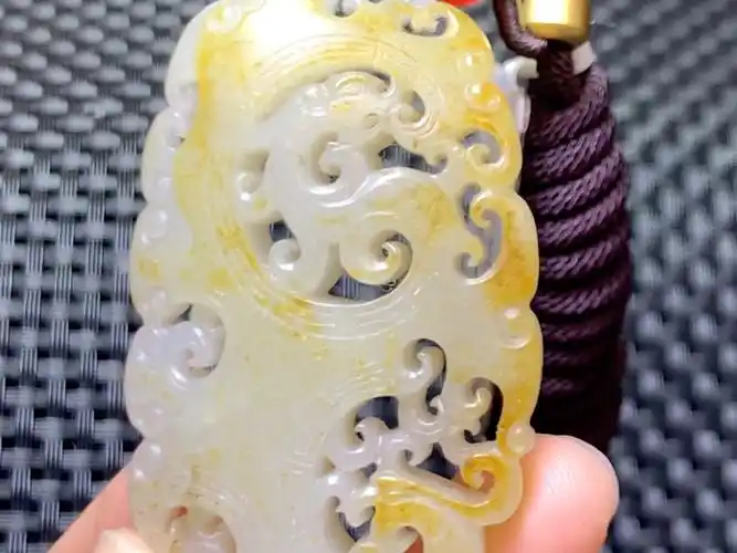 新疆和田玉籽料龙凤牌挂件